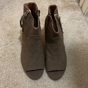 Brown/tan heeled bootie